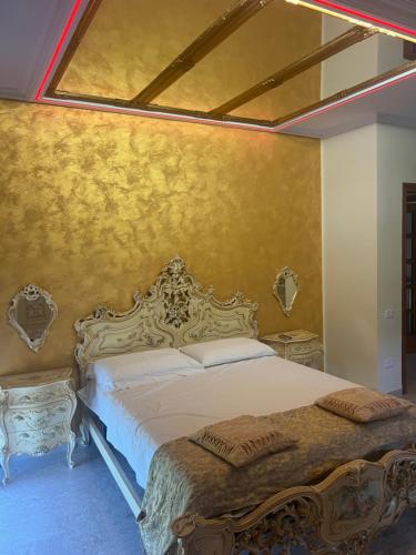 薩雷諾的住宿－B&b Villa Romano，卧室配有白色床和金色墙壁