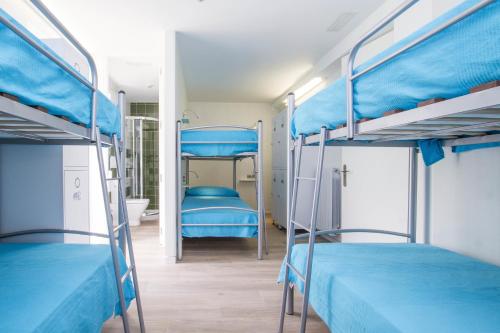 Postel nebo postele na pokoji v ubytování Lekeitio Aterpetxea Hostel