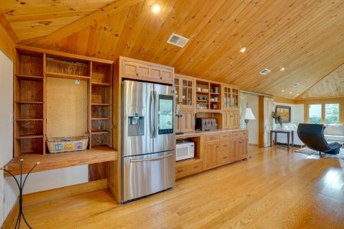 Spacious Virginia Retreat with Deck and Scenic Views!にあるキッチンまたは簡易キッチン