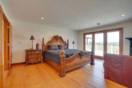 um quarto com uma cama grande e uma janela em Spacious Virginia Retreat with Deck and Scenic Views! em Leesburg