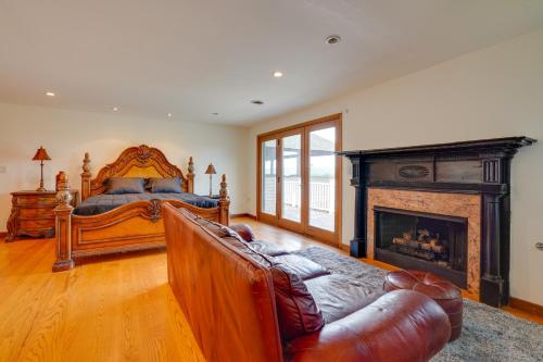 Spacious Virginia Retreat with Deck and Scenic Views!にあるシーティングエリア