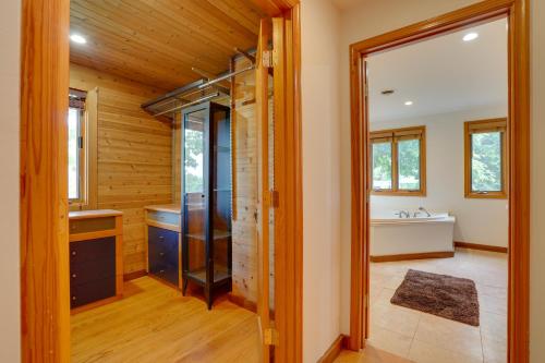 y baño con ducha y lavamanos. en Spacious Virginia Retreat with Deck and Scenic Views!, en Leesburg