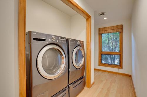 リーズバーグにあるSpacious Virginia Retreat with Deck and Scenic Views!のギャラリーの写真