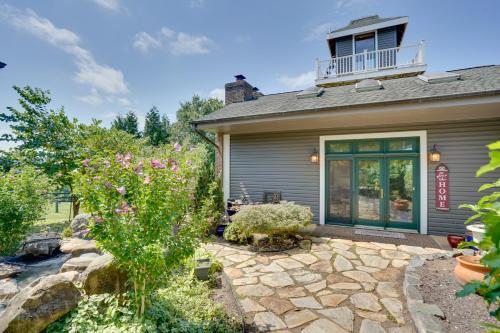 Spacious Virginia Retreat with Deck and Scenic Views!にある庭