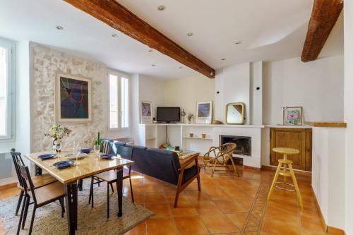 un salon avec une table et une salle à manger dans l'établissement Appartement Tonnel - Welkeys, à Bandol