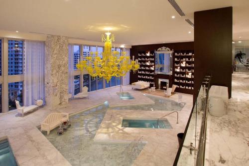 una grande stanza con un lampadario e una piscina di Waterfront Luxury Apartment 2 Bedrooms IconBrickell a Miami