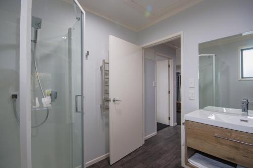 y baño con ducha y lavamanos. en Antonio Mews Motel, en Stratford