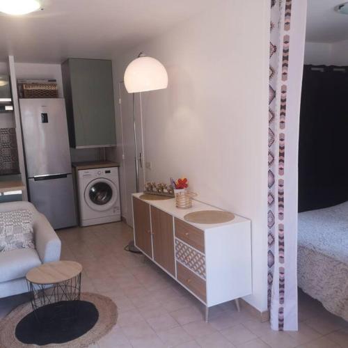 un salon avec une cuisine et un salon avec une cuisine dans l'établissement T 2 à 5 mn à pied de la mer, à Sanary-sur-Mer