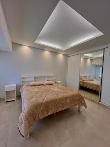 um quarto com uma cama grande e um espelho em Mila house em San Salvador de Jujuy