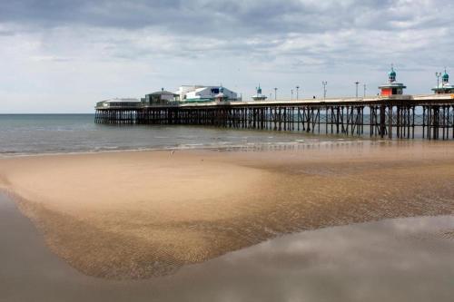 uma praia com um cais e o oceano em Hotel LUX (Rouge) em Blackpool