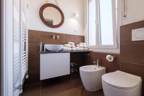 Bilik mandi di Fabula Rooms 3 Suites with private bathroom