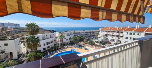 - une vue sur l'océan depuis le balcon de l'hôtel dans l'établissement Callao Sun & Pool II, à Callao Salvaje