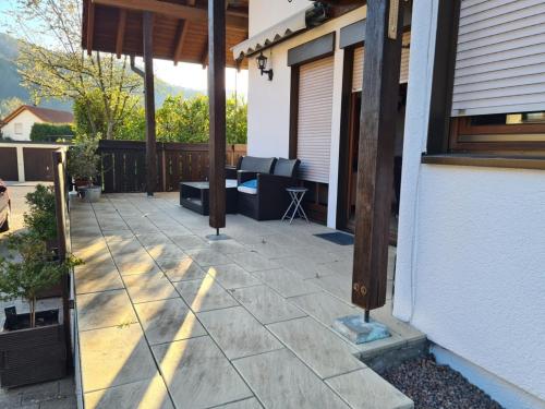 een patio met een tafel en stoelen op een huis bij Vela Ferienhaus in Lichtenstein