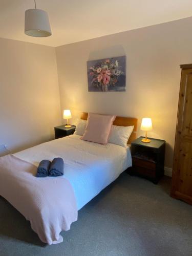 Un dormitorio con una cama con dos zapatos azules. en City centre house close to 3 Arena en Dublín