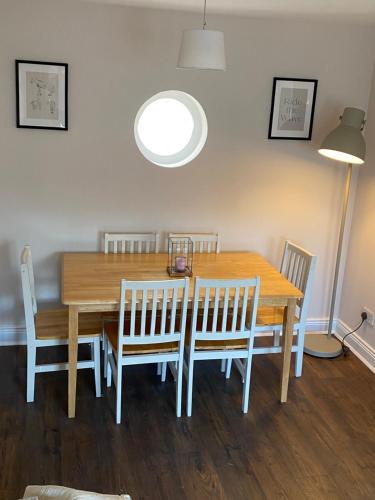 - une salle à manger avec une table et des chaises en bois dans l'établissement City centre house close to 3 Arena, à Dublin