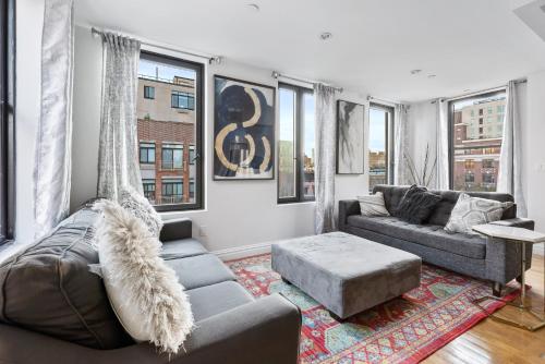 Ruang duduk di Unique 3BR in NYC