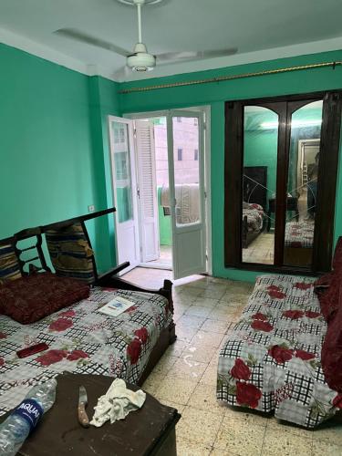 um quarto com uma cama e um espelho grande em شقة مصيف قريبة للبحر في ميامي em Alexandria