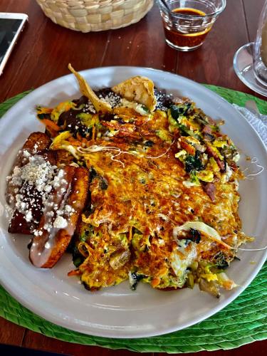 Juchitán de ZaragozaにあるHotel casa teresa café galeríaのソーセージ盛り合わせの皿