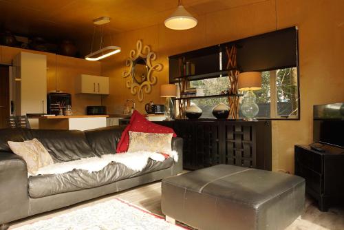 Η κουζίνα ή μικρή κουζίνα στο Container Cottage Auckland Airport