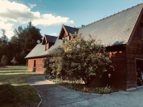 ein Haus mit einem Baum neben einem Gebäude in der Unterkunft Gîte, Sexey-Aux-Forges, 8 personnes, 180m², 4 chambres 