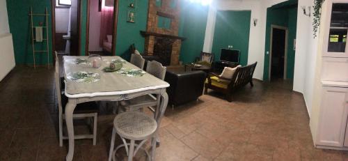 een kamer met een tafel en stoelen en een woonkamer bij Villa with Garden in Perea
