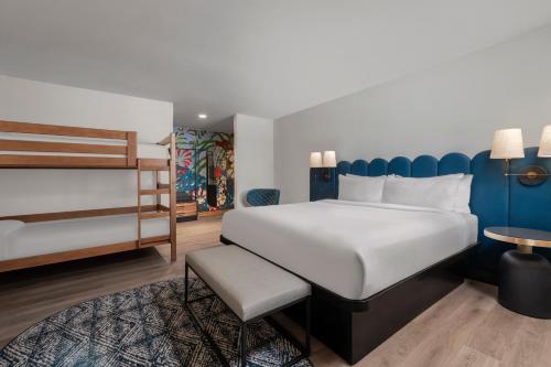 um quarto de hotel com uma cama e uma secretária em Catalina Canyon Inn em Avalon