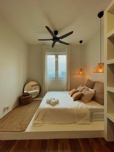 - une chambre avec un lit et un ventilateur de plafond dans l'établissement Hidden Gem Bali Stays in KL, à Kuala Lumpur