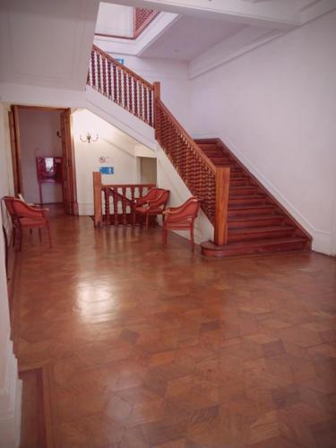 une chambre avec un escalier, une table et des chaises dans l'établissement Hotel Casa del Maestro Santiago, à Santiago