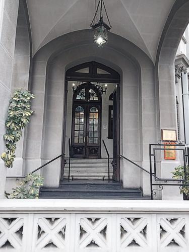 einen Eingang zu einem Gebäude mit einer schwarzen Tür in der Unterkunft Hotel Casa del Maestro Santiago in Santiago