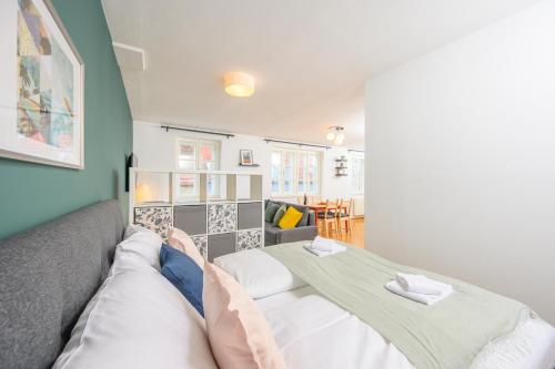 una sala de estar con una cama y un sofá en Anna and Friends, en Graz