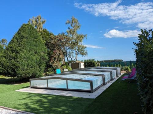 une maison moderne avec une piscine dans une cour dans l'établissement Le Gîte des Marronniers - location 3* avec piscine, à Ceaux-en-Loudun