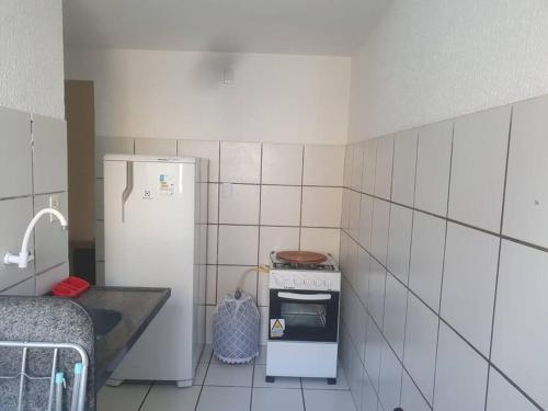 Il comprend une petite cuisine équipée d'une cuisinière et d'un réfrigérateur. dans l'établissement Apartamento Aririzal - Cohama, à São Luís