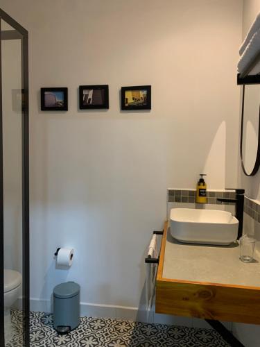 uma casa de banho com uma banheira, um WC e um lavatório. em Hotel Cocli em Roldanillo