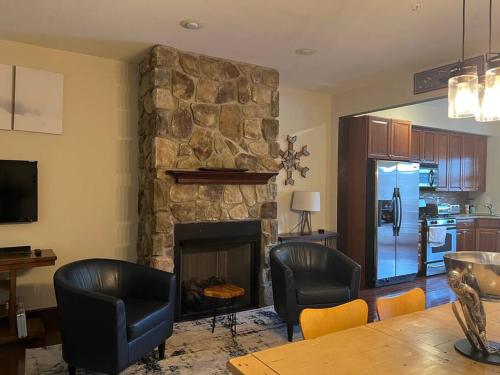 Η κουζίνα ή μικρή κουζίνα στο Massive LUX 3BR Ski ON/OFF Condo on MTN.Sleeps 12!