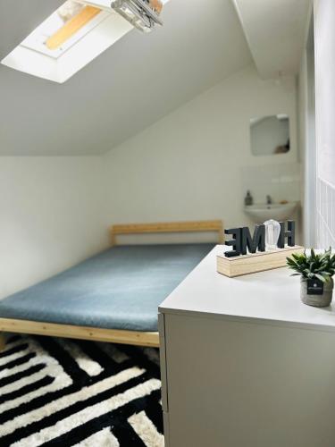 Cette chambre dispose d'un lit en mezzanine. dans l'établissement petit appartement T2 à 5 min de la gare, à Bordeaux