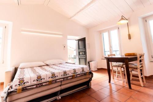 um quarto com uma cama, uma secretária e uma mesa em Il Castagno holiday home em Teriasca