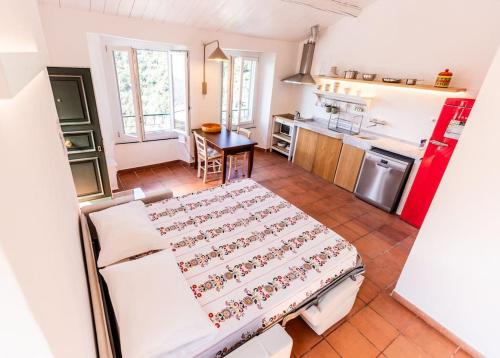 uma pequena cozinha com uma cama grande num quarto em Il Castagno holiday home em Teriasca