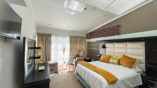 um quarto com uma cama grande e uma televisão em Sizanazo Guest House - in the Heart of Northcliff Hill em Joanesburgo