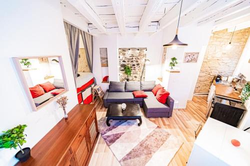 un salon avec un canapé et une table dans l'établissement Le Petit St Paul - Vieux Lyon, à Lyon