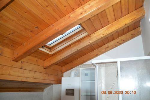 techo de madera con tragaluz en una habitación en Gli appartamenti del Casino dei Civili, en Trecastagni