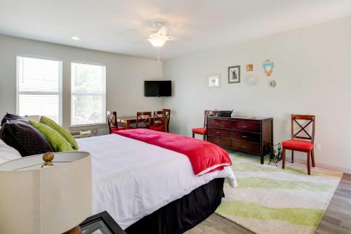 En eller flere senger på et rom på Albuquerque Vacation Rental Less Than 1 Mi to Downtown!