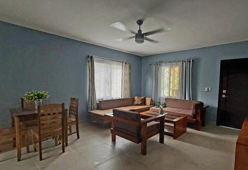 sala de estar con sofá, mesa y sillas en Casa Aguila en San Juan del Sur