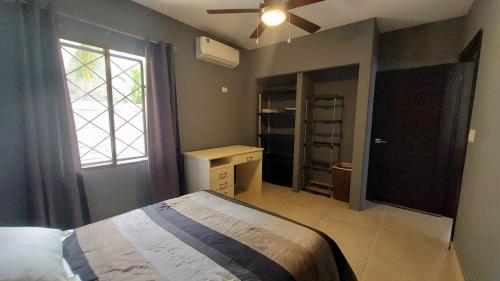 1 dormitorio con 1 cama y ventilador de techo en Casa Aguila en San Juan del Sur