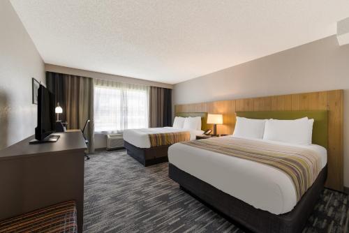 Postel nebo postele na pokoji v ubytování Country Inn & Suites by Radisson, Wichita East, KS
