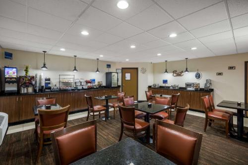 a dining room with tables and chairs in a restaurant at Best Western Gold Poppy Inn in Tucson