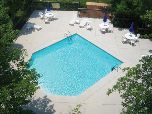 einen Blick über einen Pool mit Tischen und Stühlen in der Unterkunft Hampton Inn Meridian in Meridian