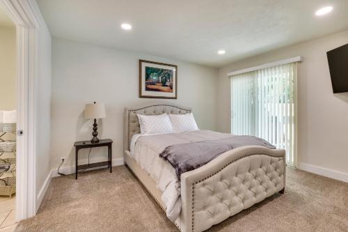 Un dormitorio con una cama grande y una ventana en Twin Falls Vacation Rental with Deck Less Than 3 Mi to Town! en Twin Falls