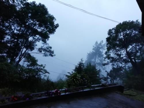 a view of the misty mountains from a house at Hermosa vista, casa en Boquete. in Boquete