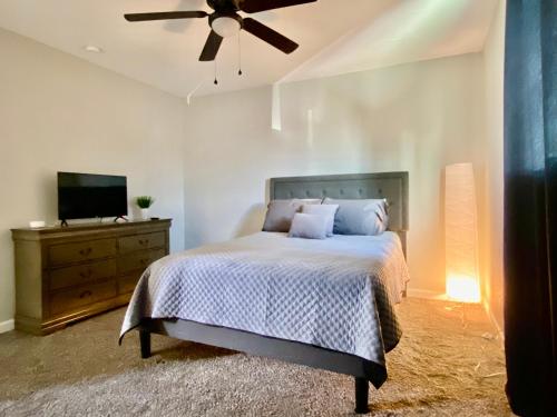 1 dormitorio con 1 cama y ventilador de techo en Modern Hideaway en El Paso