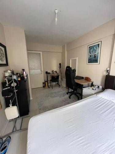 - une chambre avec un lit, un bureau et une table dans l'établissement The Room, à Karşıyaka